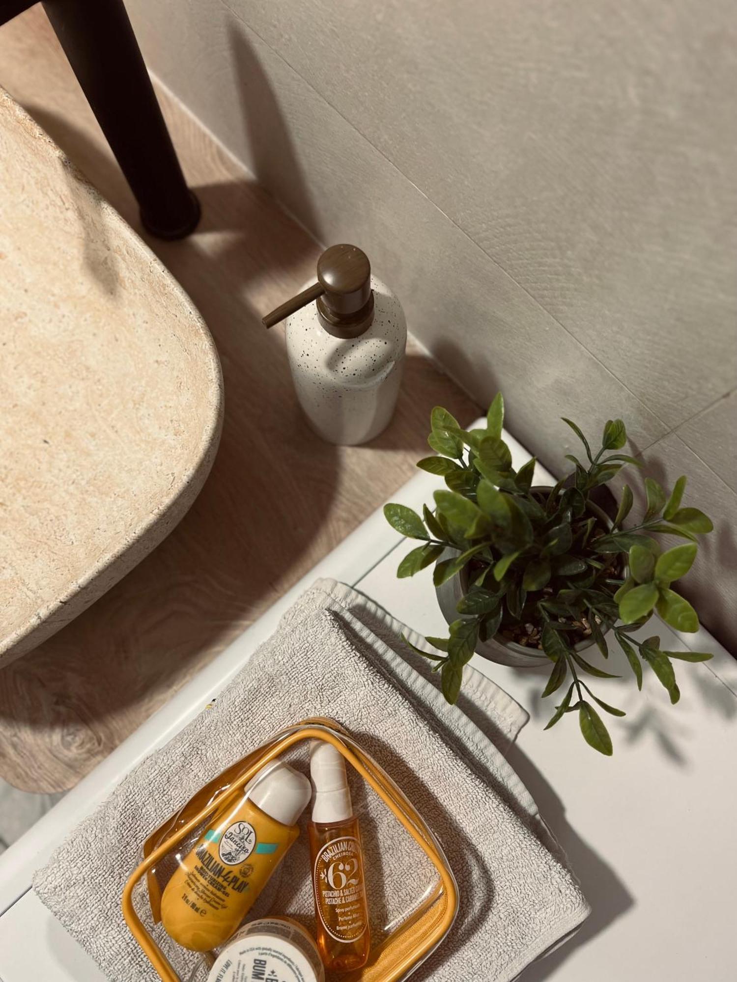 Bright & Sunny Two Bedroom Apartment ดูบรอฟนิก ภายนอก รูปภาพ